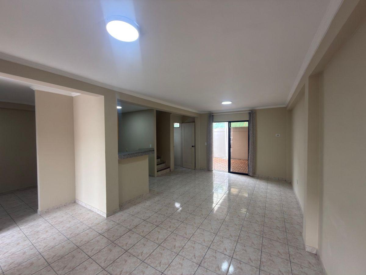 Venta de Casa en Urbanizacion Volare Al Norte Daule Aurora, Guayas — imagen 9