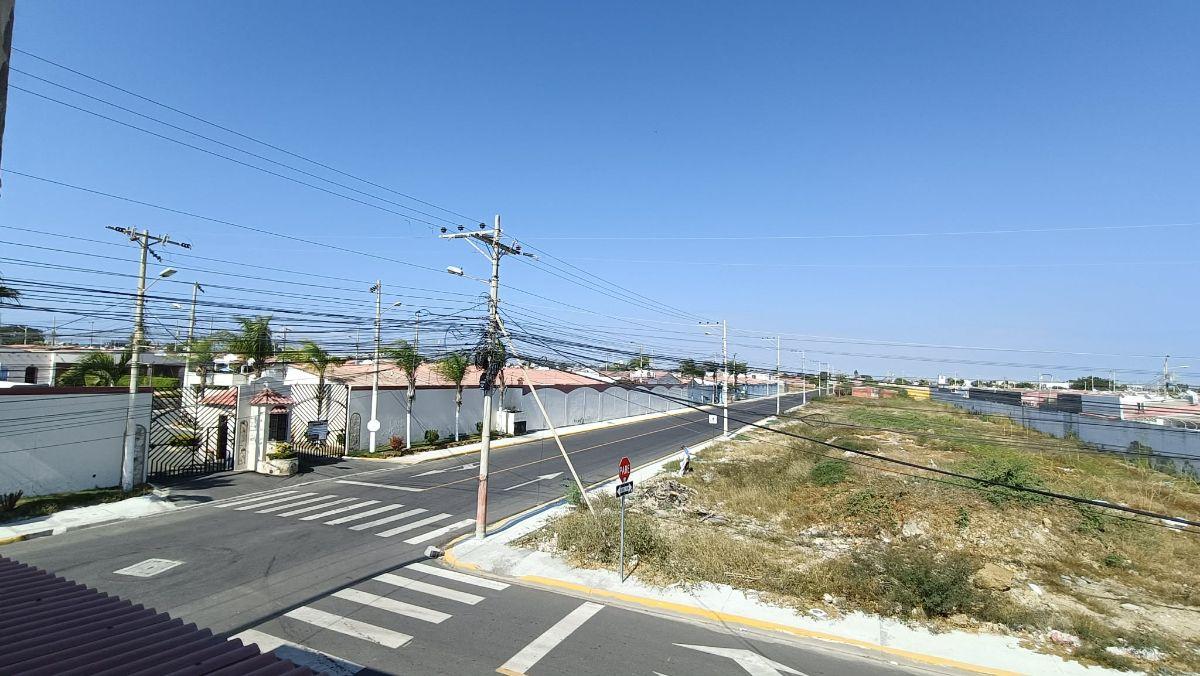 Vendo Casa con Amplia Terraza en Sector Costa Azul Salinas — imagen 9