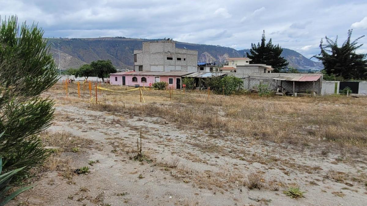 Venta Terreno Comercial 3.040 m² Mitad del Mundo con Fernte Av Córdova Galarza — imagen 2