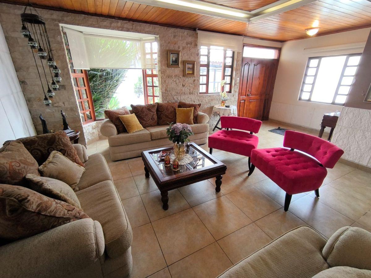 C/ San Isidro del Inca, Terreno de 552 m² con Casa de 357 m² en Venta — imagen 6