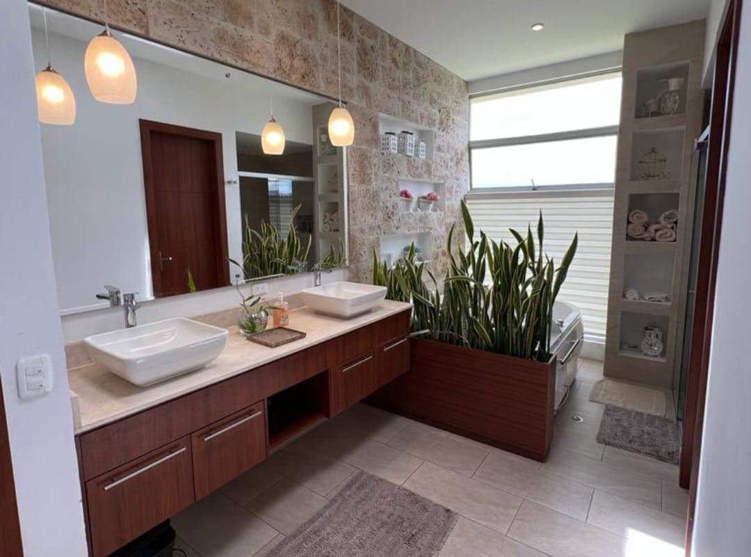 Hermosa Casa en Venta o Renta Sector Hilacril - Tumbaco. Provincia de Pichincha — imagen 8