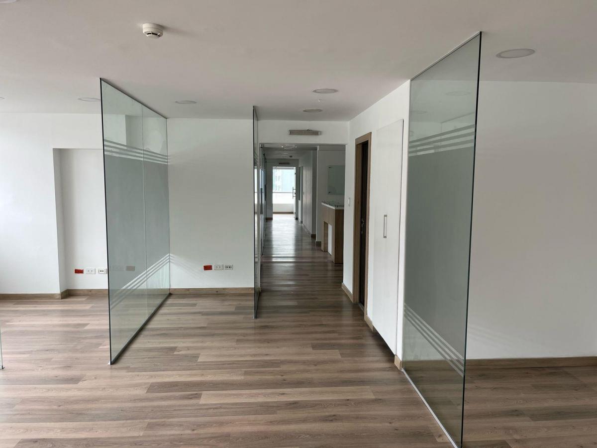 Venta de Oficina con Divisiones 174 Mtrs y 5 Parqueaderos, Sector Coruña — imagen 3