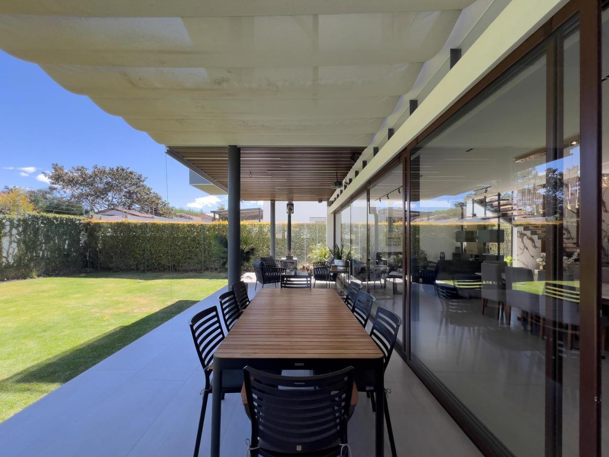 Casa en Venta Moderna y Amplias Áreas Verdes Conjunto Privado en Puembo — imagen 8