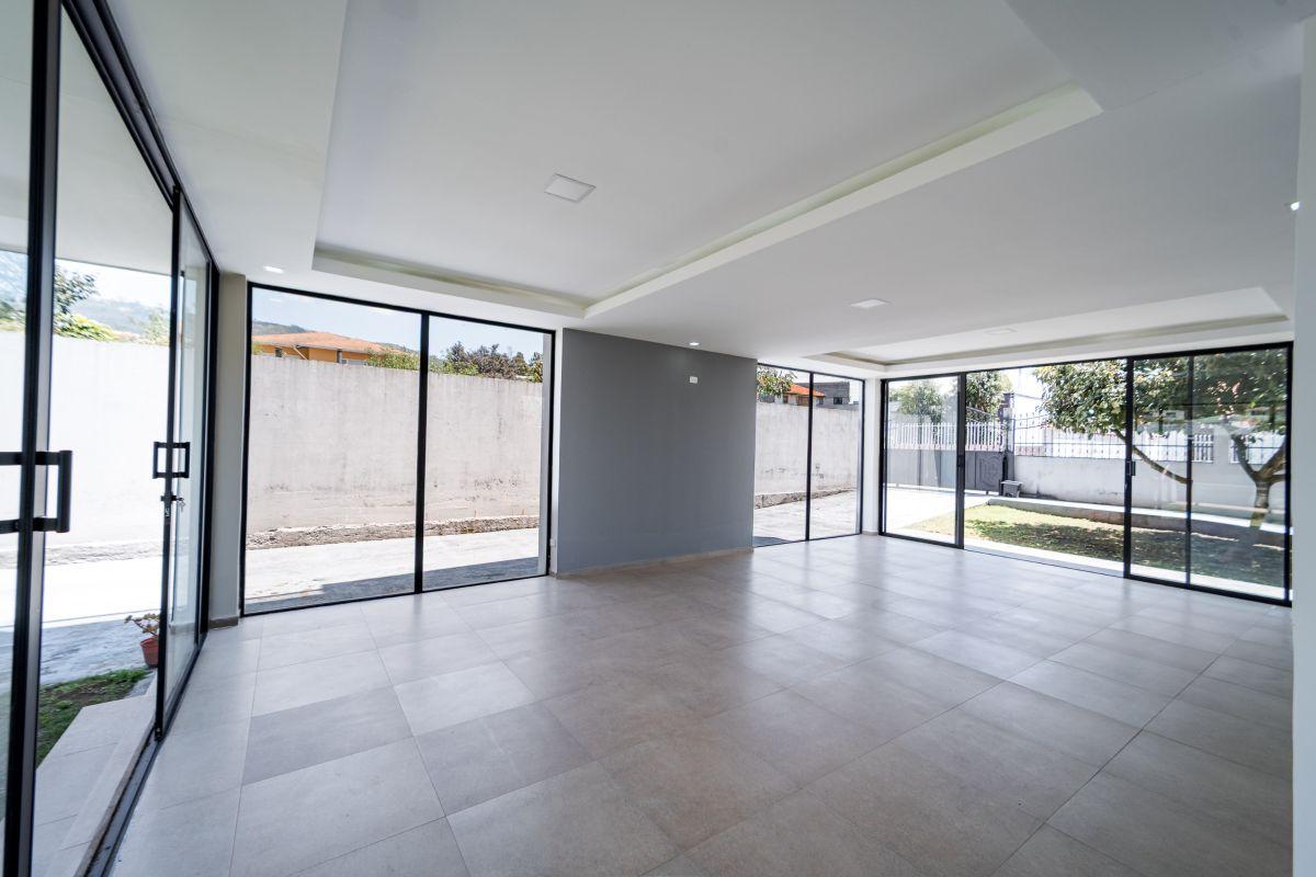 Casa de 2 Pisos en Venta en Conocoto con Departamento Independiente — imagen 6