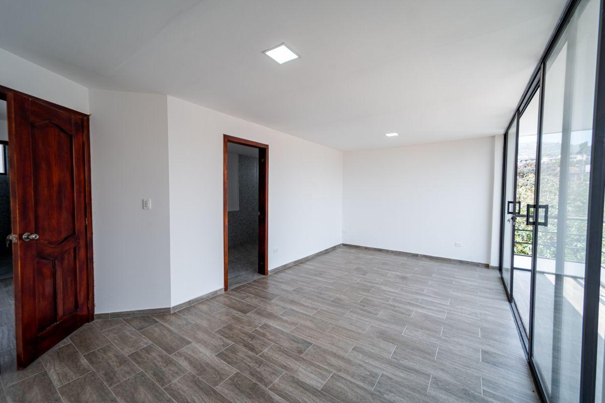 Casa de 2 Pisos en Venta en Conocoto con Departamento Independiente — imagen 4
