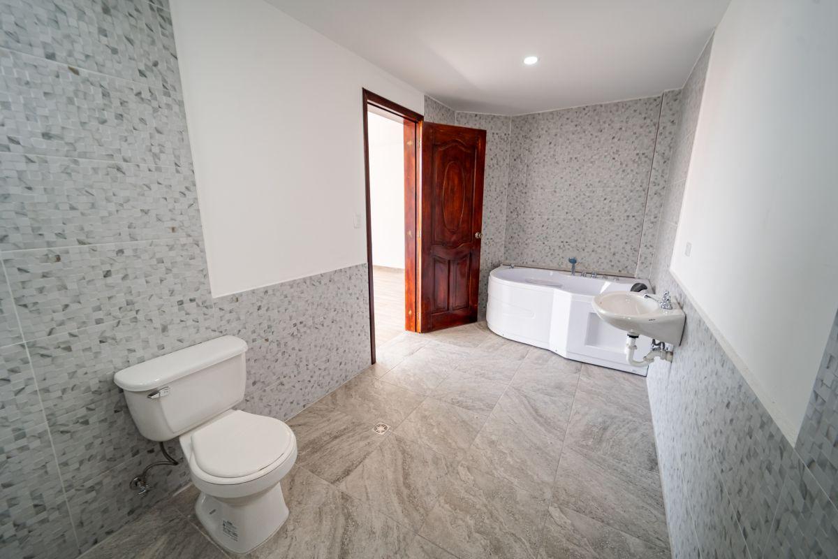 Casa de 2 Pisos en Venta en Conocoto con Departamento Independiente — imagen 3