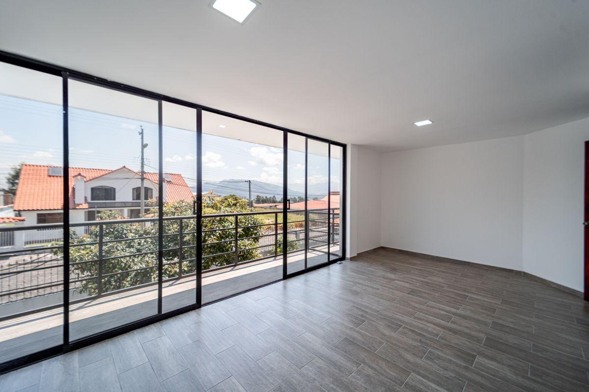 Casa de 2 Pisos en Venta en Conocoto con Departamento Independiente — imagen 2
