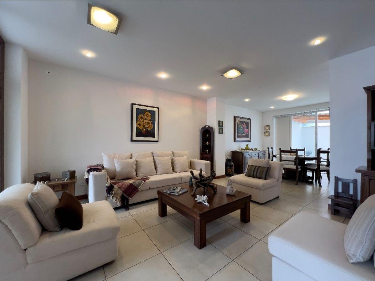 Casa de 250 m² con 3 Dorm. en Venta en San Juan de Cumbayá — imagen 4