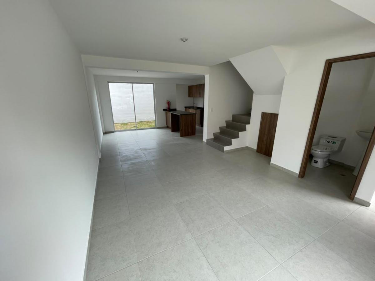 Casa Nueva en Pomasqui con Altillo, Terraza, Patio y Acabados de Primera en Conjunto Privado. Provincia de Pichincha — imagen 7