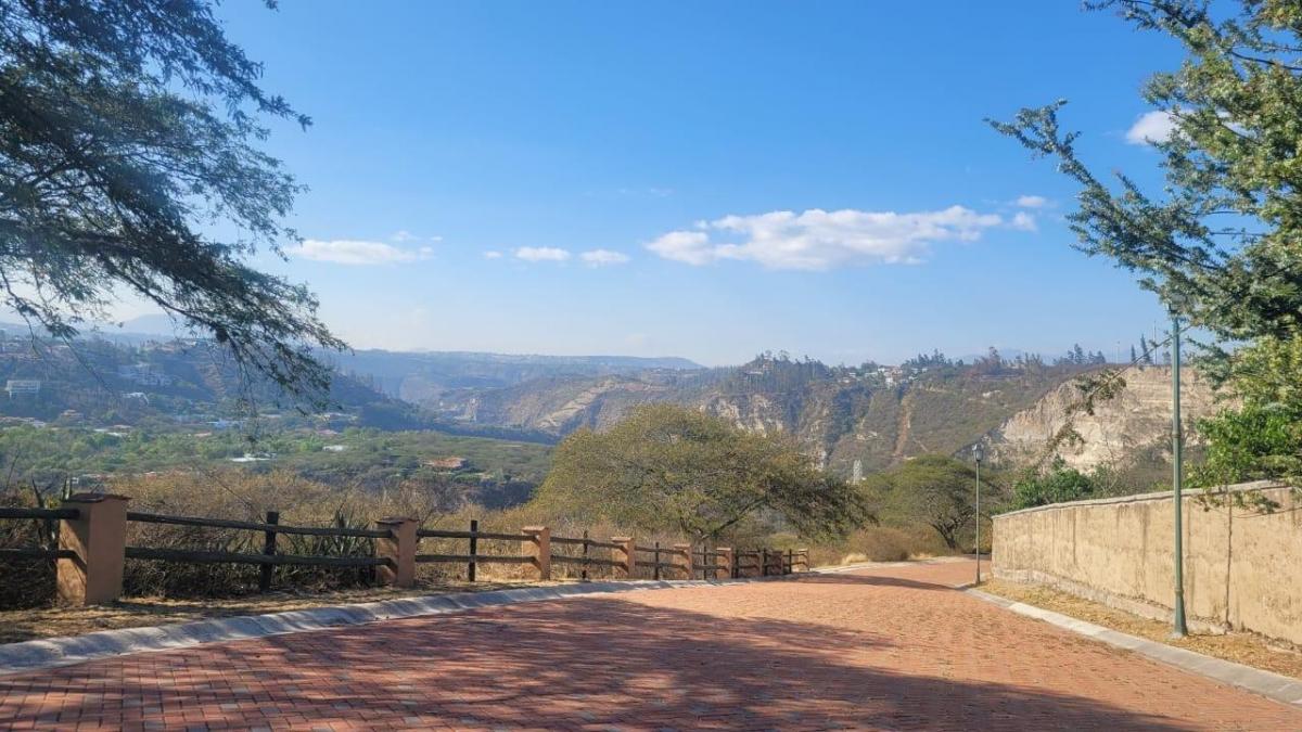 Venta Hermoso Terreno en La Viña del Río, 2.804 m² Apto Para 3 Casas Nuevas. Provincia de Pichincha — imagen 3