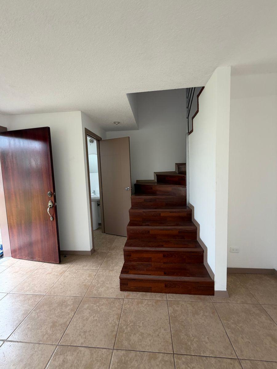 Hermosa Casa de Venta Sector Calderon — imagen 3