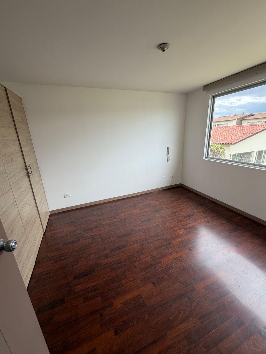 Hermosa Casa de Venta Sector Calderon — imagen 2