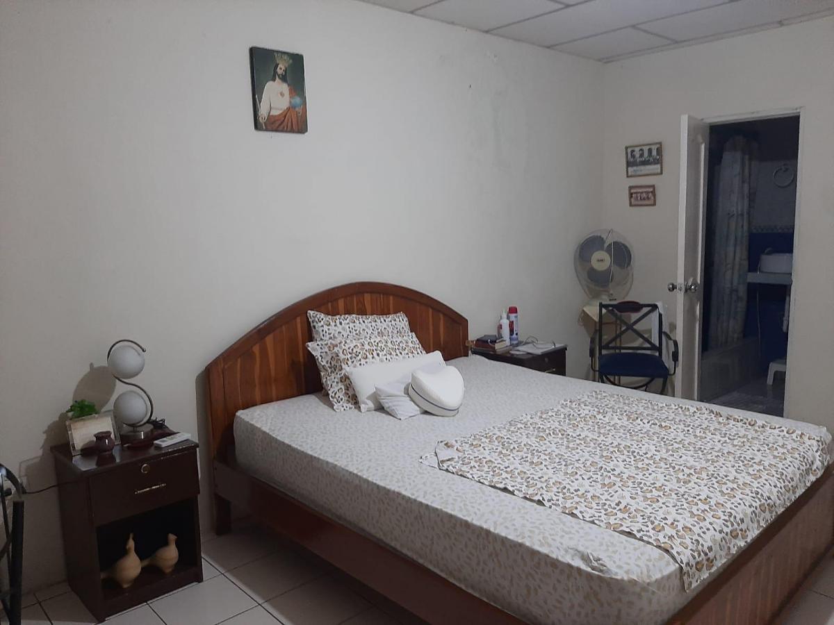 Casa con Uso Comercial en Urdesa Norte en Av Principal, Guayas — imagen 2