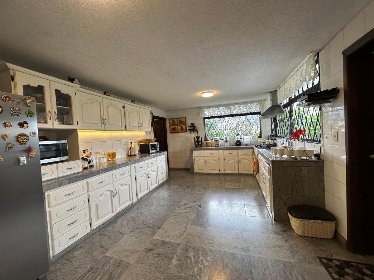 Excelente Casa Rentera Esquinera Tumbaco, 671 Mtrs en Terreno 926 Mtrs, Local, Casa, Ofic — imagen 2