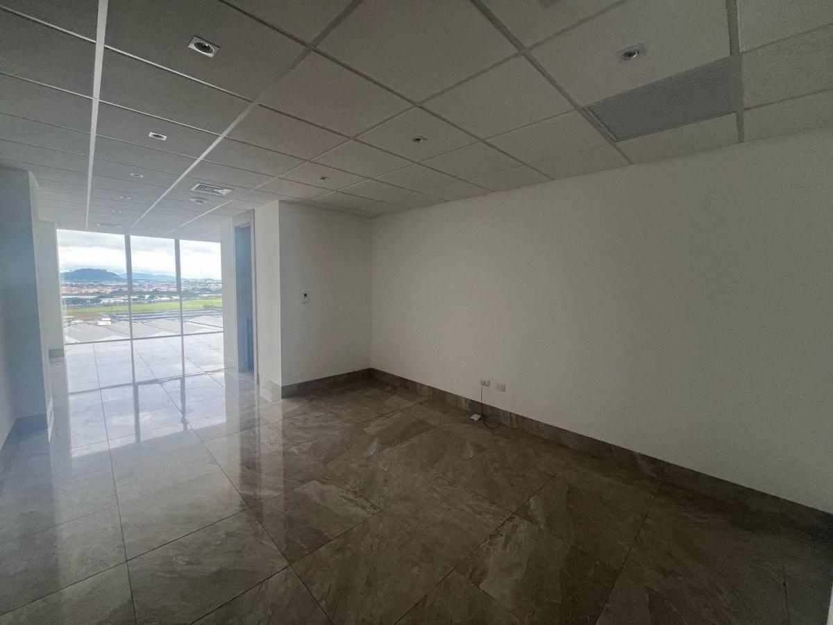 Alquilo Oficina Comercial en Platinum I en Ciudad Millenium, Guayas — imagen 8