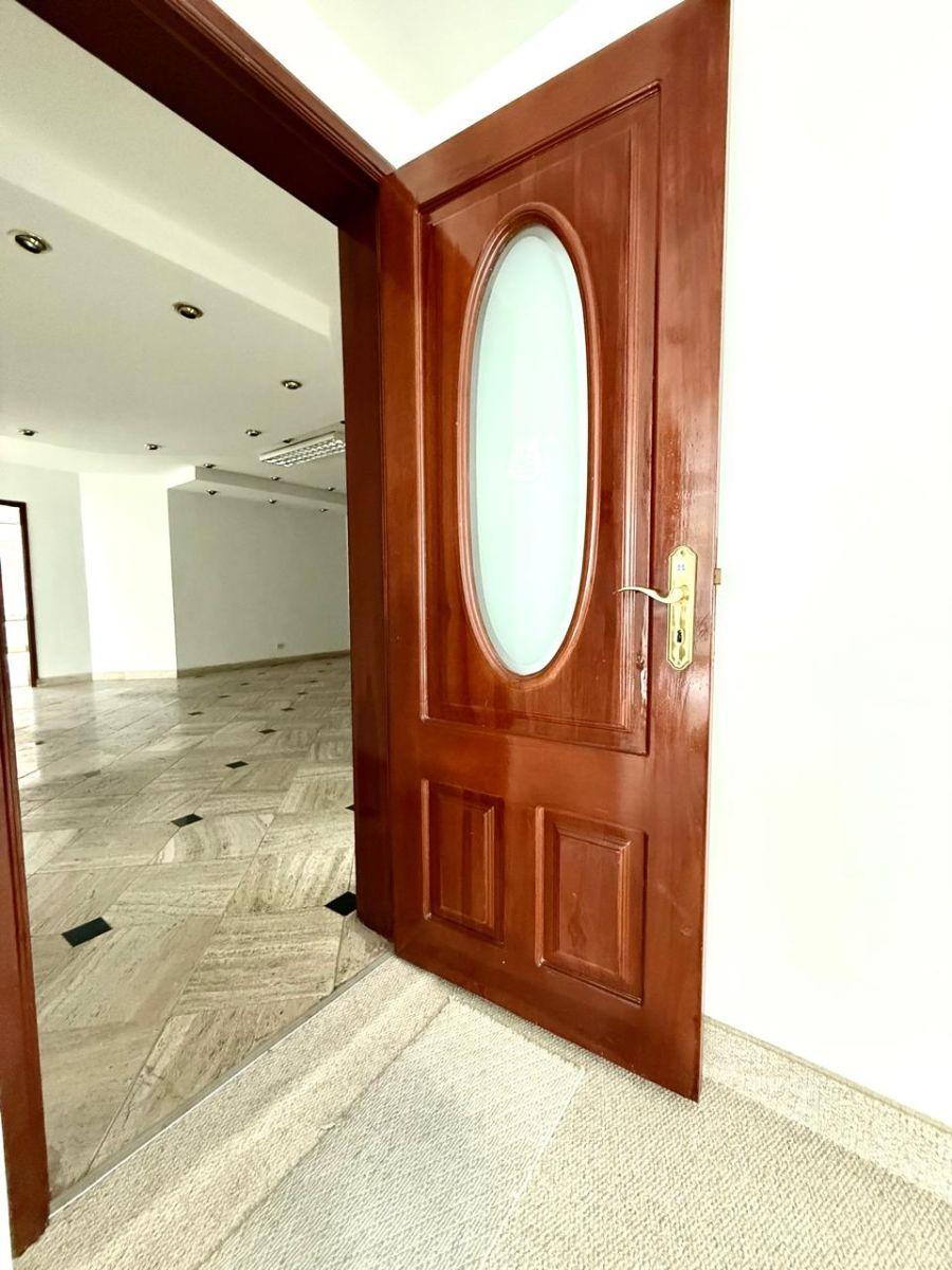 Amplia Oficina Comercial Republica del Salvador 365 m² Utiles 5 Parqueos — imagen 4