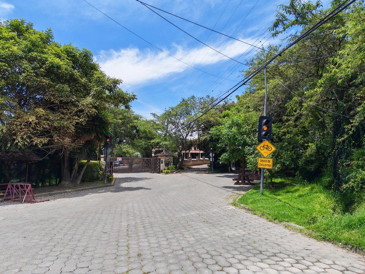 Las Peñas, Urb. Privada, Cerca Hilarcril, Lindo Lote 1363 m Hermosa Vista $185 C/m² o Permuta. Provincia de Pichincha — imagen 7