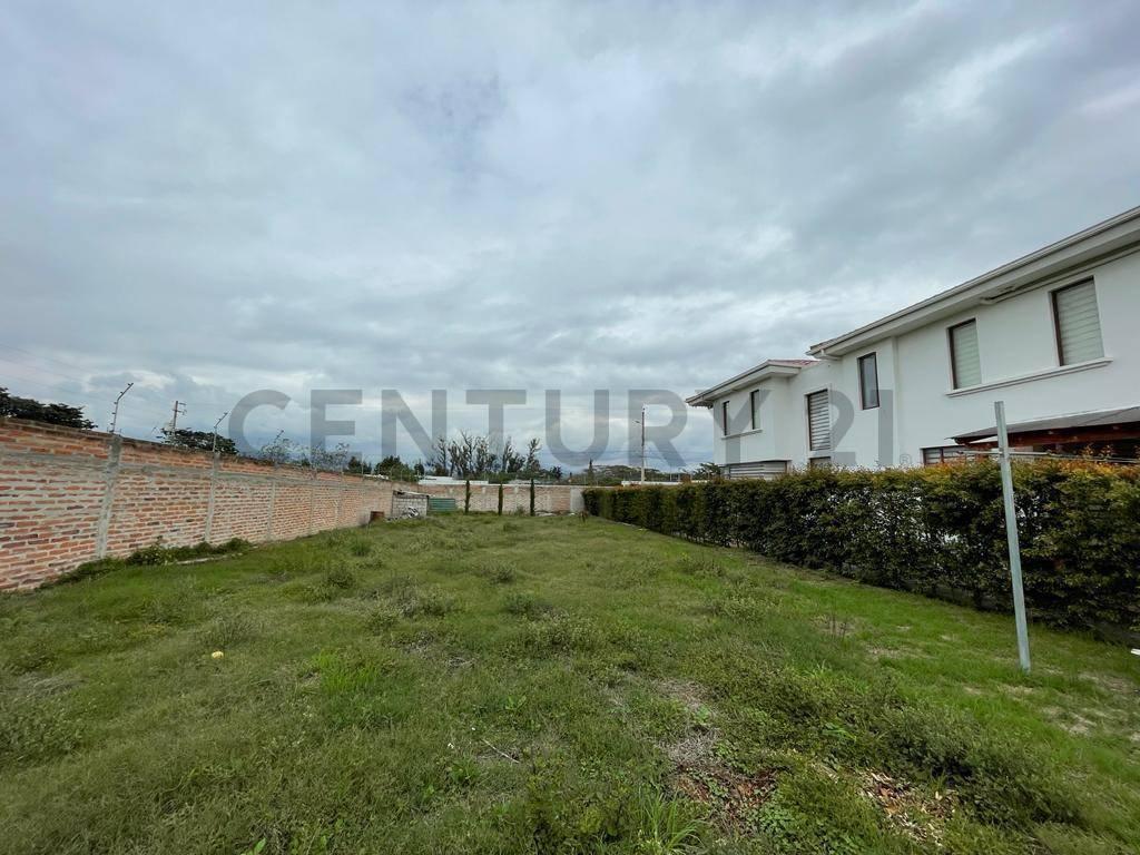 En Venta Terreno de 750 m² en Urbanización. Sector Puembo Vía Al Club Arrayanes — imagen 2