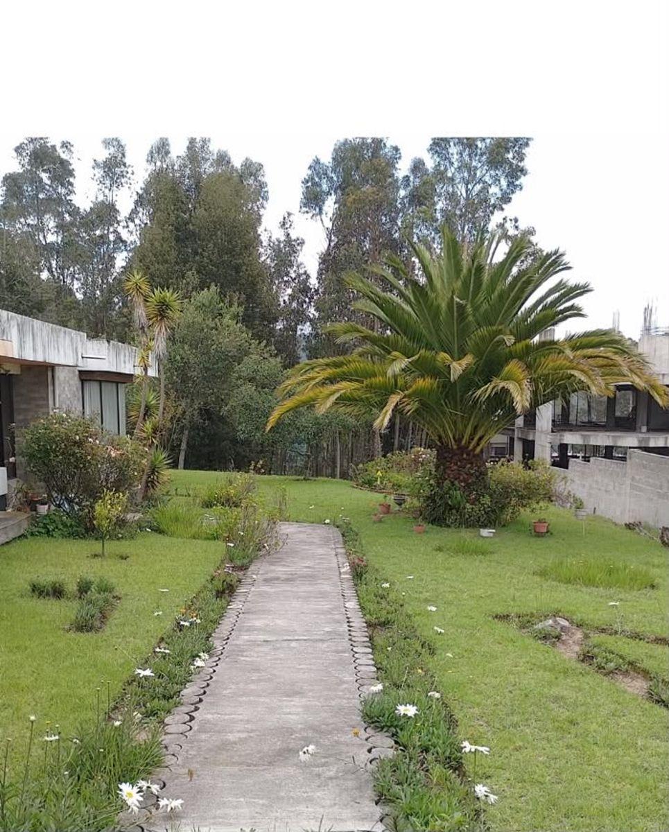Vendo 2960 m, en Las Bromelias, Monteserrkn Para Proyecto Inmobiliario. Provincia de Pichincha — imagen 4