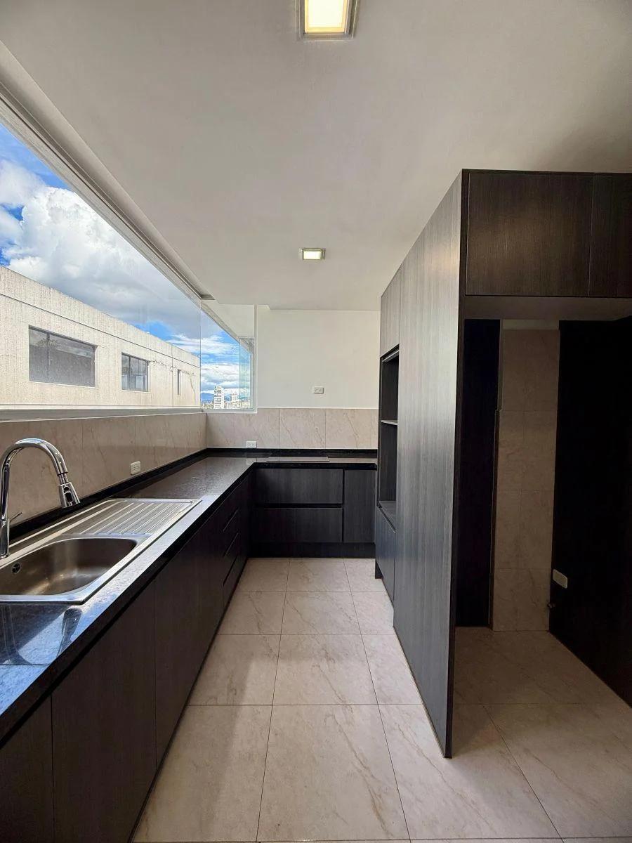 Departamento de 2 Habitaciones con Balcón - en Venta - Quito Tenis - 105 m² — imagen 4