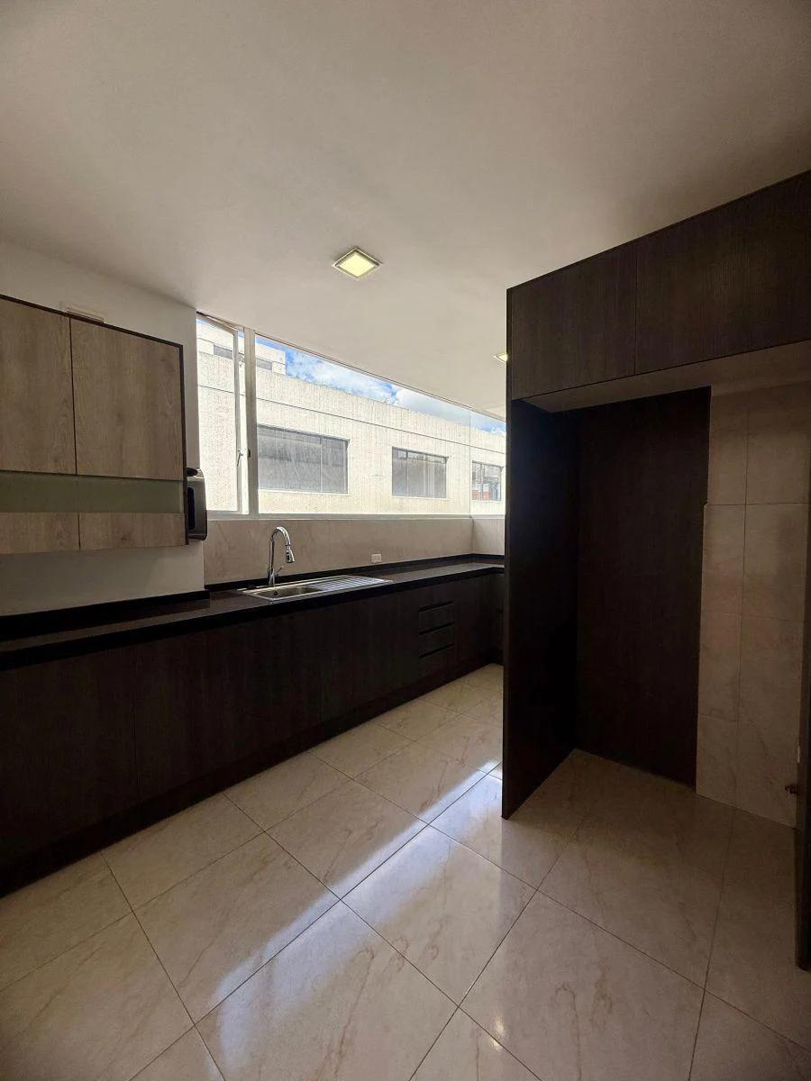 Departamento de 2 Habitaciones con Balcón - en Venta - Quito Tenis - 105 m² — imagen 3