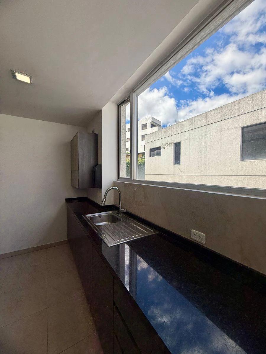 Departamento de 2 Habitaciones con Balcón - en Venta - Quito Tenis - 105 m² — imagen 2