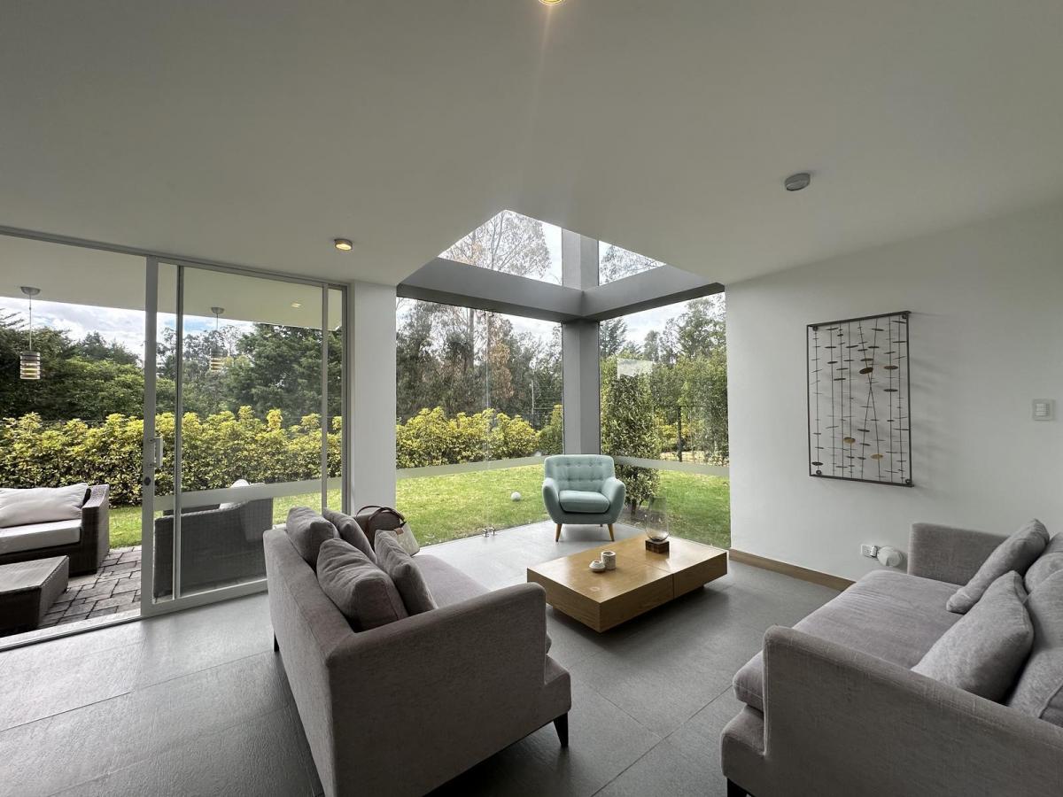 Moderna Casa en Venta Sala Doble Altura Tumbaco Chiviqui 276 Mtrs2, en Lote de 427 Mtrs. Provincia de Pichincha — imagen 3