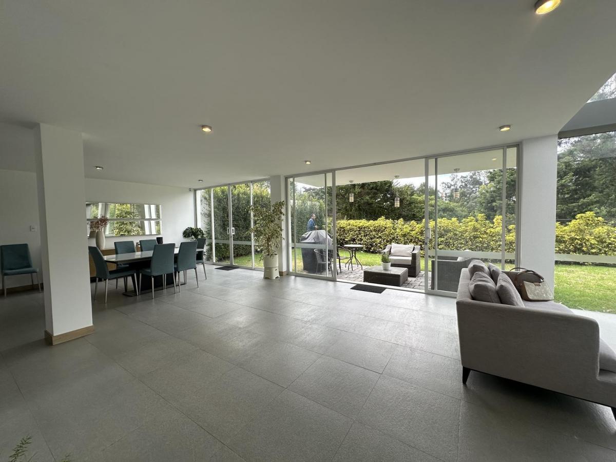 Moderna Casa en Venta Sala Doble Altura Tumbaco Chiviqui 276 Mtrs2, en Lote de 427 Mtrs. Provincia de Pichincha — imagen 2