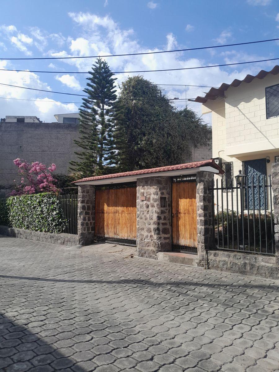 Vendo Hermosa Casa Esquinera con Terreno, Sector Embajada Americana Conjunto Farsalia. Provincia de Pichincha — imagen 9
