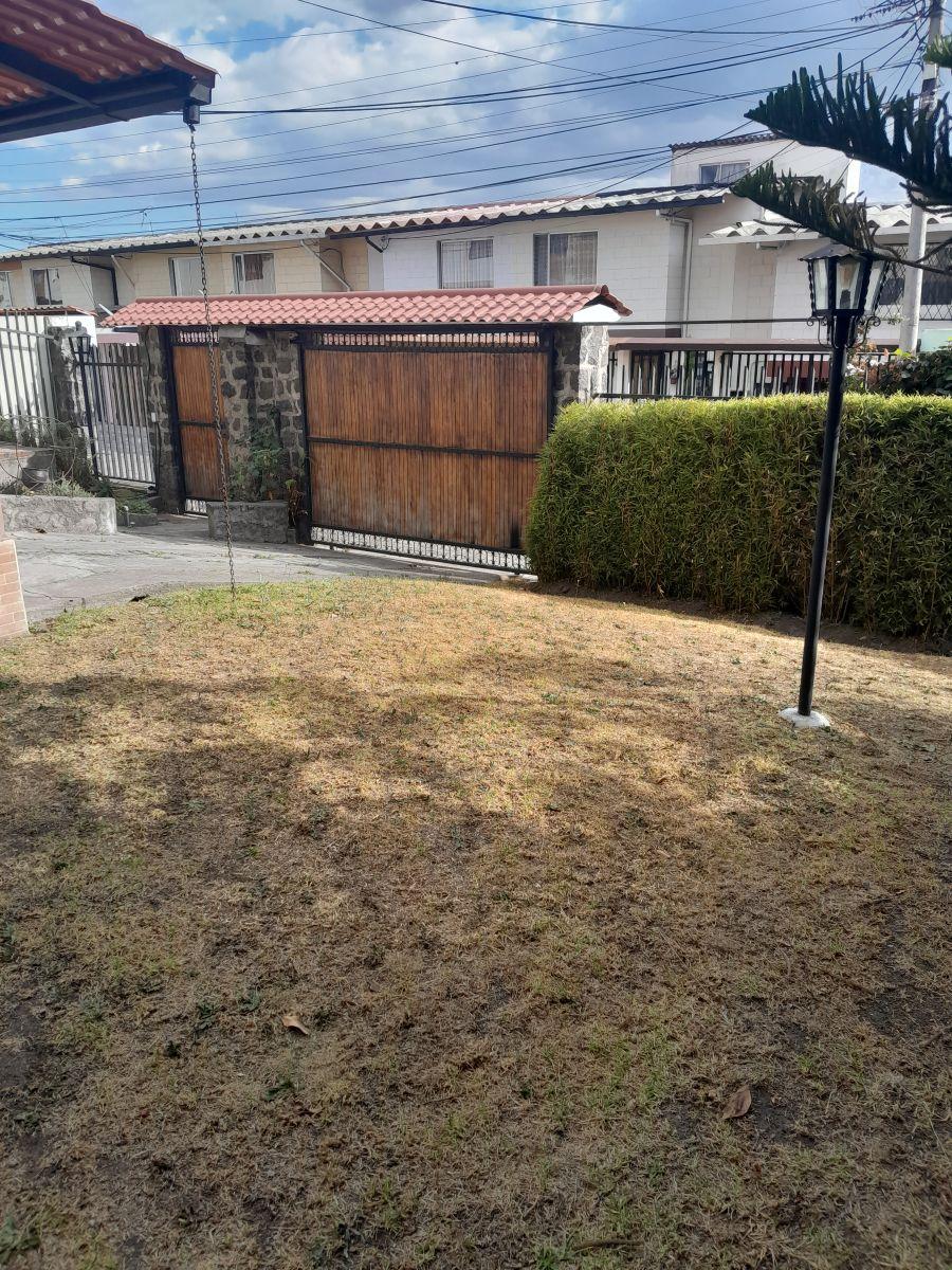 Vendo Hermosa Casa Esquinera con Terreno, Sector Embajada Americana Conjunto Farsalia. Provincia de Pichincha — imagen 3