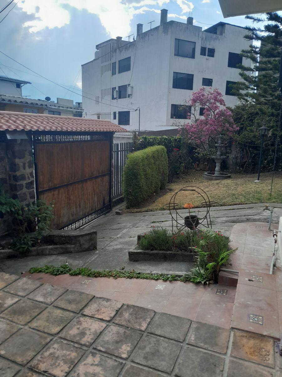 Vendo Hermosa Casa Esquinera con Terreno, Sector Embajada Americana Conjunto Farsalia. Provincia de Pichincha — imagen 2