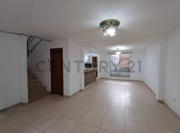 Oportunidad de Inversión: Casa con 2 Locales y 3 Departamentos – Alborada 14.dn, Guayas — imagen 1