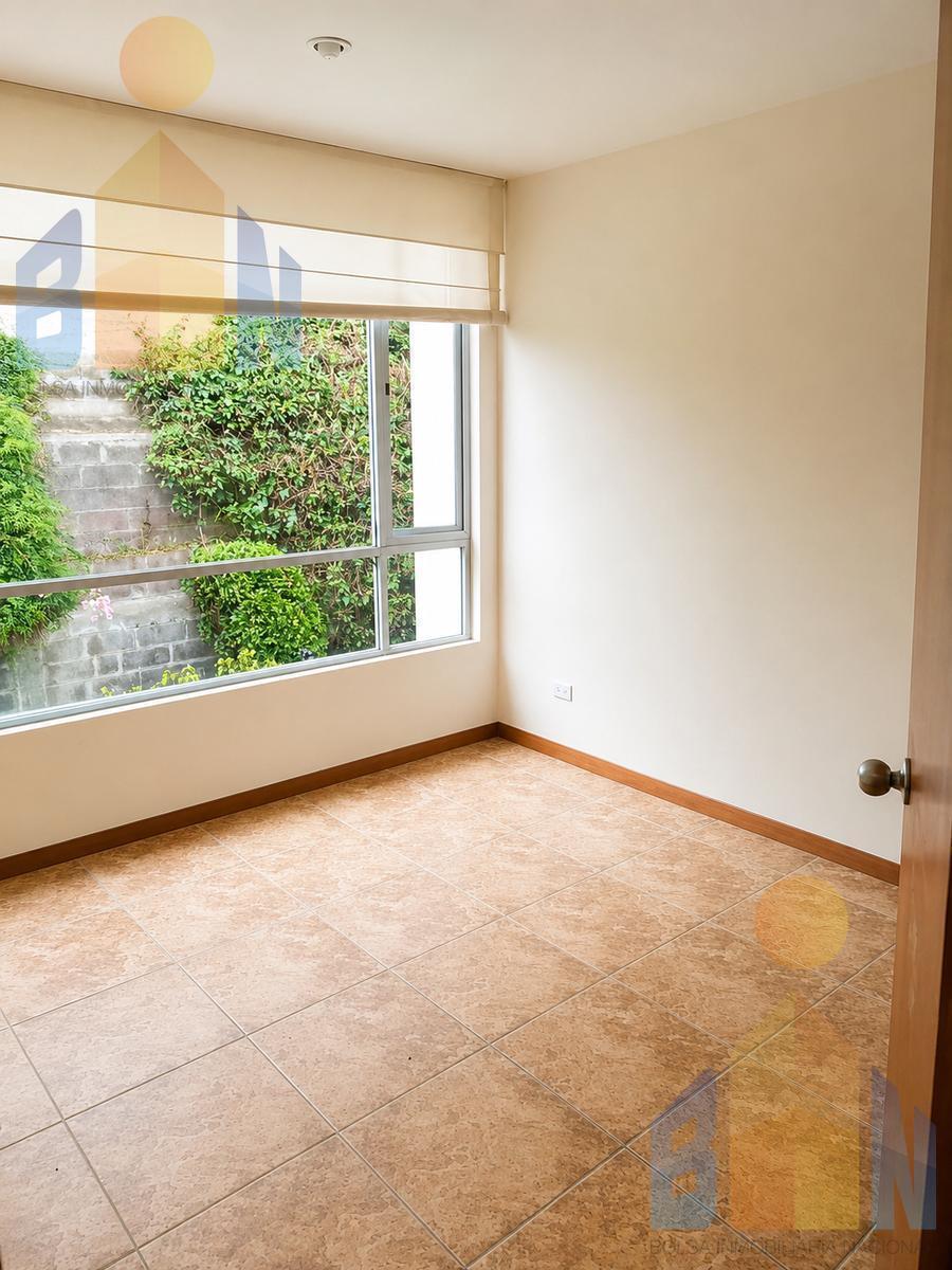 Casa Esquinera de Venta en Nayón: Seguridad, Luz Natural y Tranquilidad Familiar — imagen 2