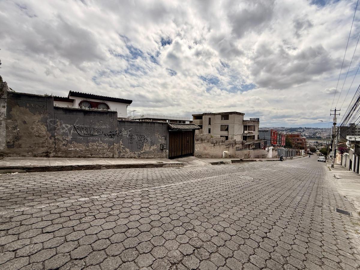 Casacasa en Venta | 4 Dorm. con Patios - Sector San Fernando - Quito — imagen 2