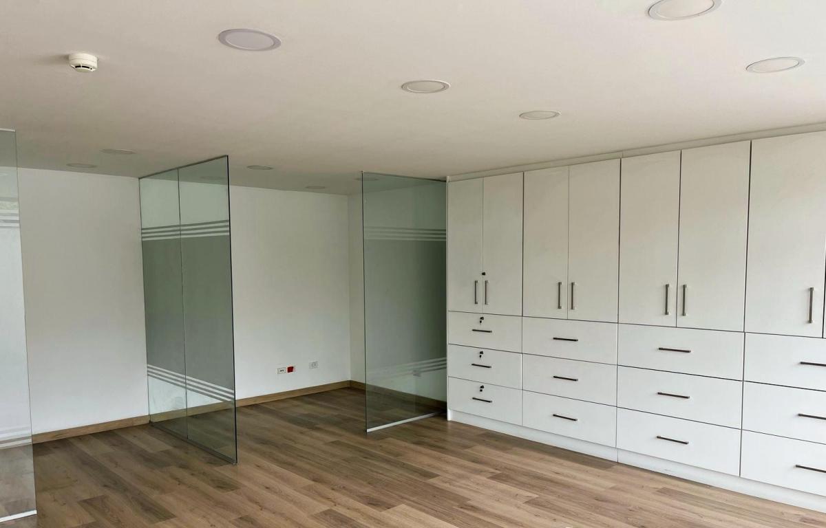 Oficina de Venta con Divisiones 174 Mtrs y 5 Parqueaderos, Sector Coruña. Cuenta con Generador — imagen 2