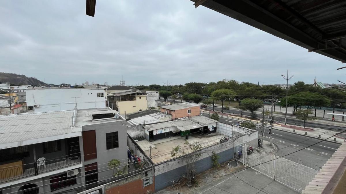 En Venta Casa Esquinera Comercial y Rentera en La Cdla Bellavista Frente a La Av Barcelona, Guayas — imagen 5