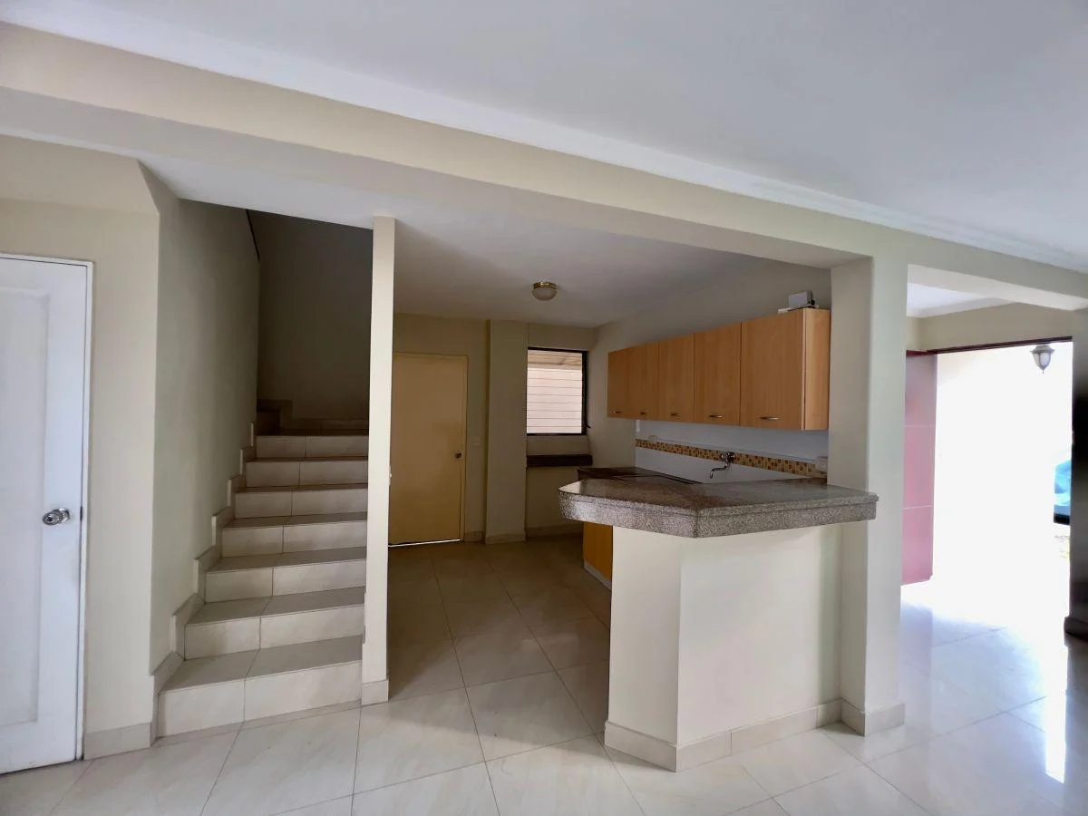 Vendo Casa de Dos Plantas de 3 Dorm. en Urbanización Volare. Av León Febres Cordero, Guayas — imagen 9