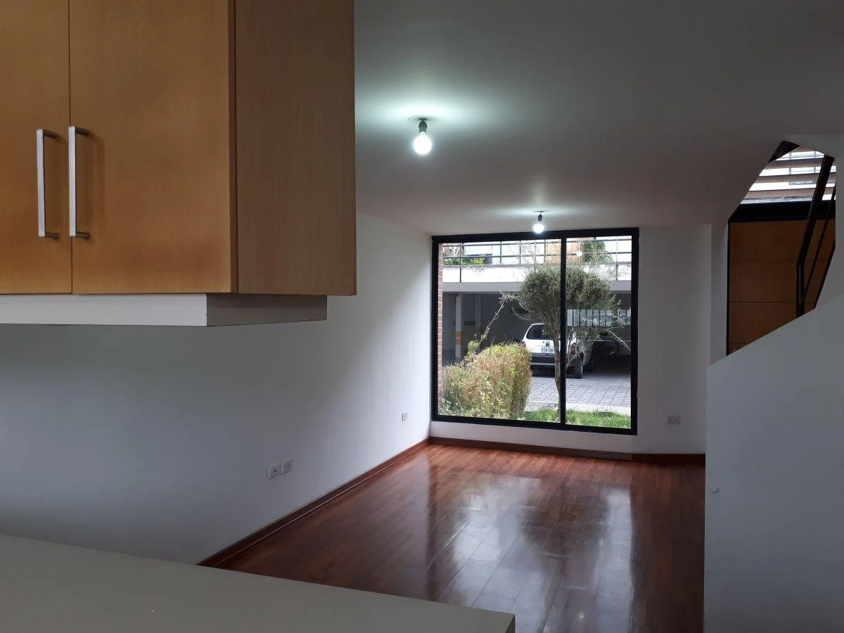 Amplia, Luminosa y con Estilo. Casa Moderna en El Condado — imagen 8