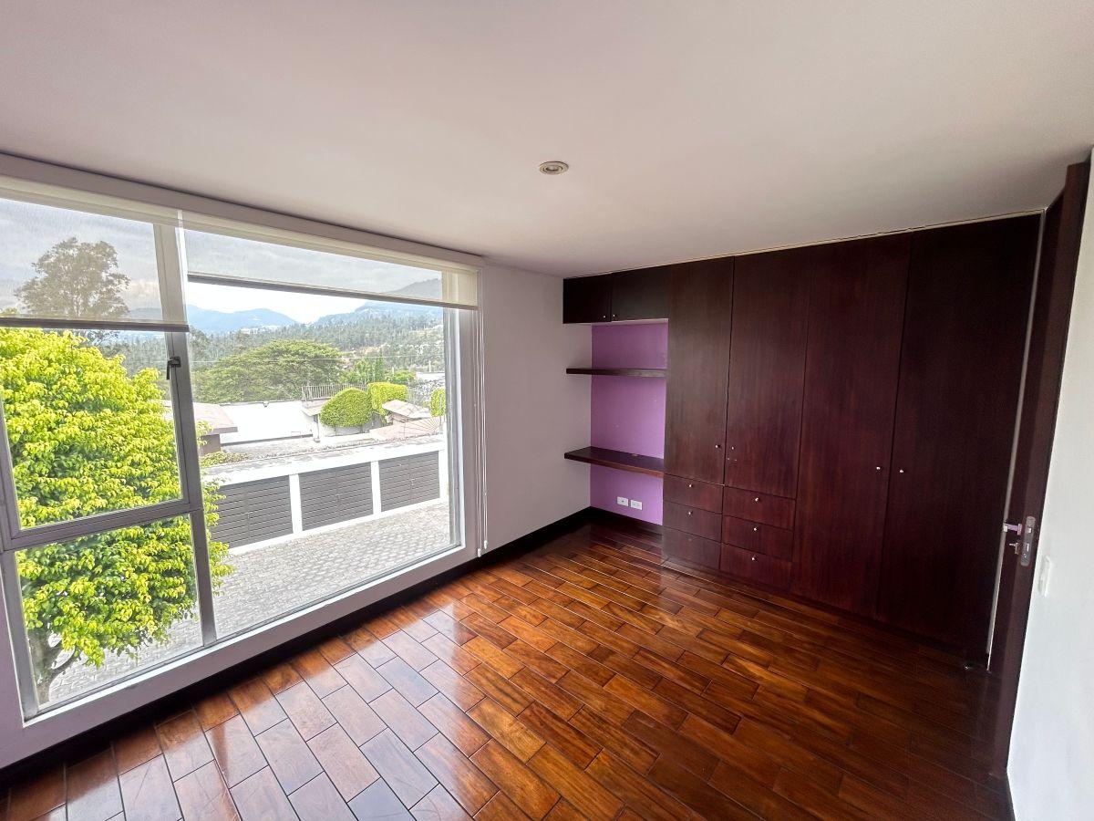 Venta Urbanizacion Tacuri Nayon Casa Cuatro Dorm. Jardin — imagen 4