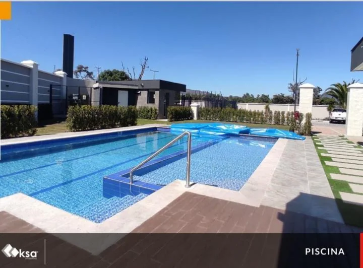 Venta Casa con Jardín 220 m² y Hab Master en Pb en Urbanización Privada - Collaqui Tumbaco — imagen 1