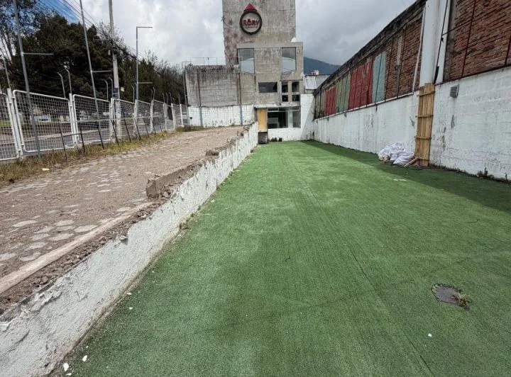 Terreno y Local de Arriendo (10 de Agosto) — imagen 1