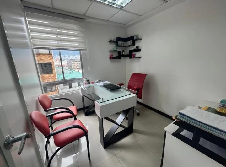 Oficina en Venta Amoblada, 48 m² Av 12 de Octubre y Colon — imagen 1