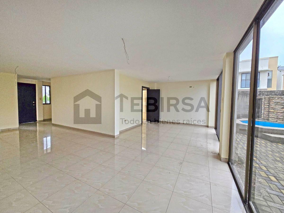 Casa Esquinera en Venta, 3 Dorm. y Jacuzzi - Urbanización Mallorca Village, Guayas — imagen 10