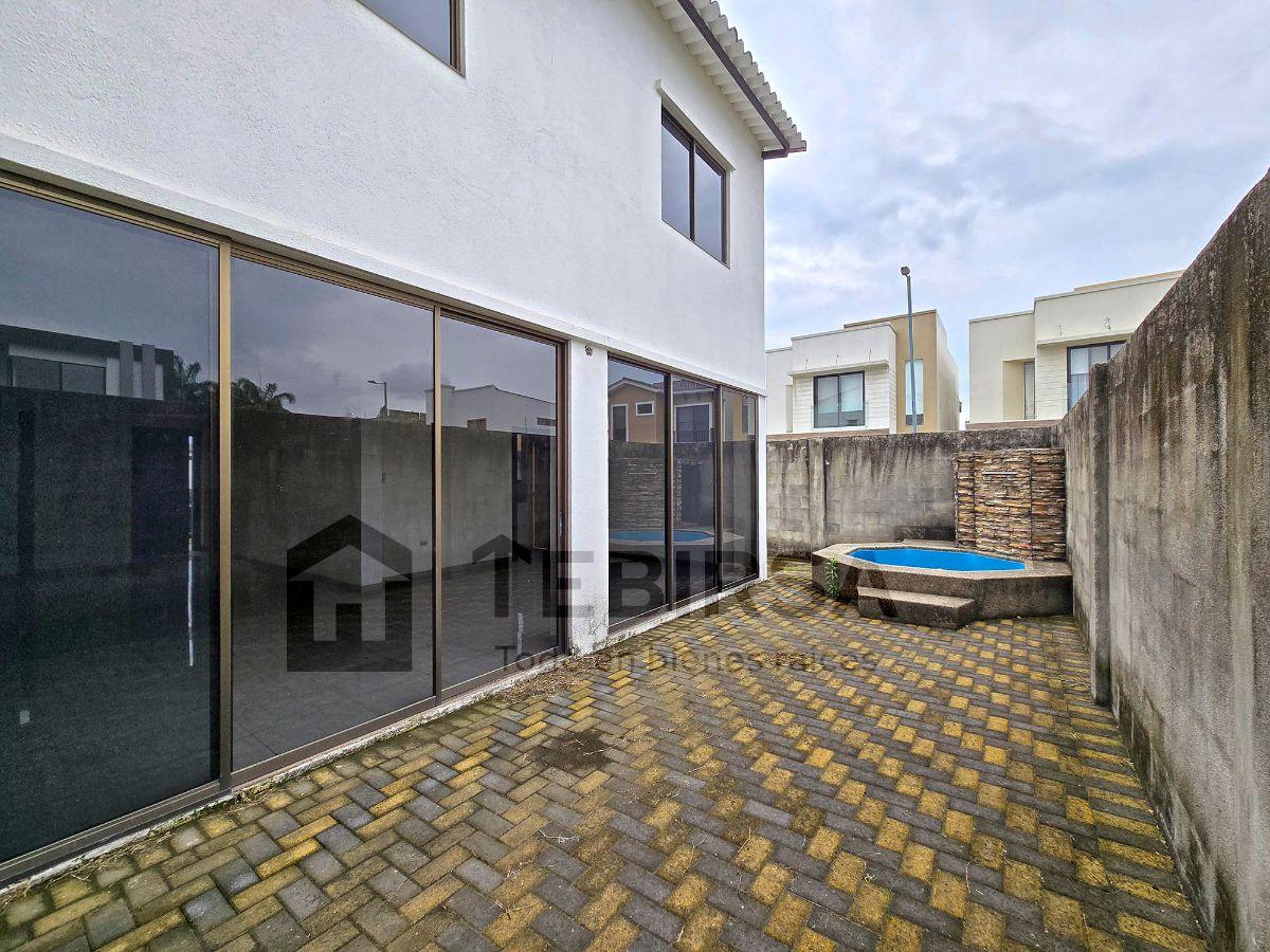 Casa Esquinera en Venta, 3 Dorm. y Jacuzzi - Urbanización Mallorca Village, Guayas — imagen 8