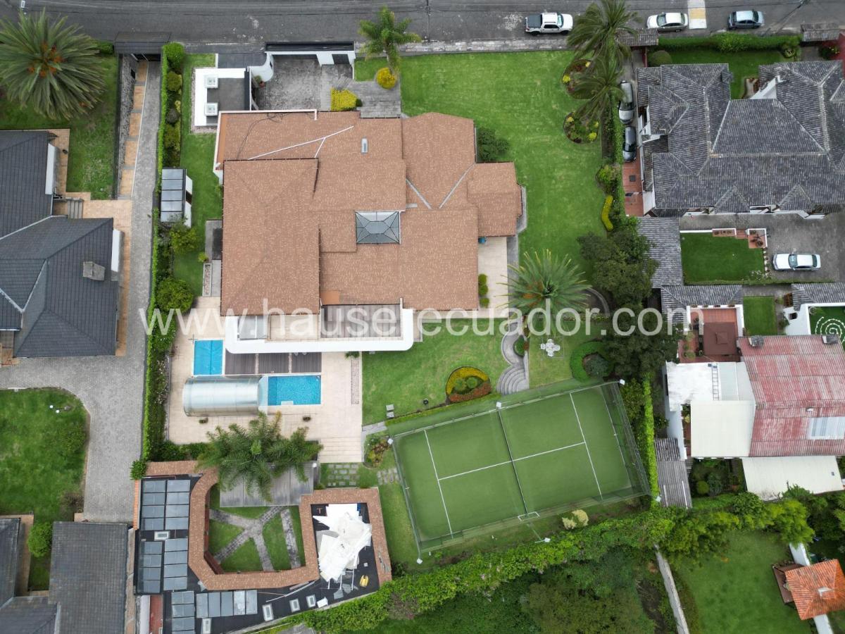 Casa Moderna en Cumbayá con Piscina, Cancha de Pádel, Gimnasio y 4 Hectáreas de Bosque Privado — imagen 10