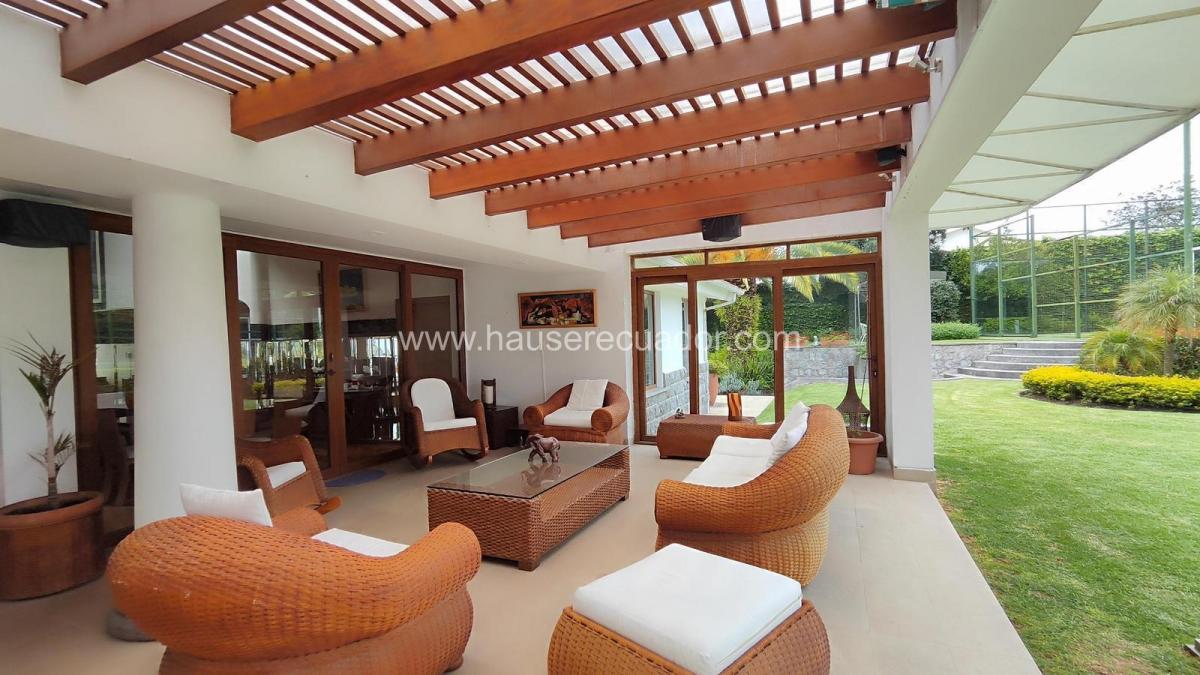 Casa Moderna en Cumbayá con Piscina, Cancha de Pádel, Gimnasio y 4 Hectáreas de Bosque Privado — imagen 5