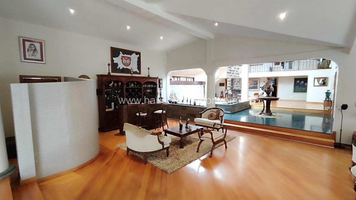 Casa Moderna en Cumbayá con Piscina, Cancha de Pádel, Gimnasio y 4 Hectáreas de Bosque Privado — imagen 3