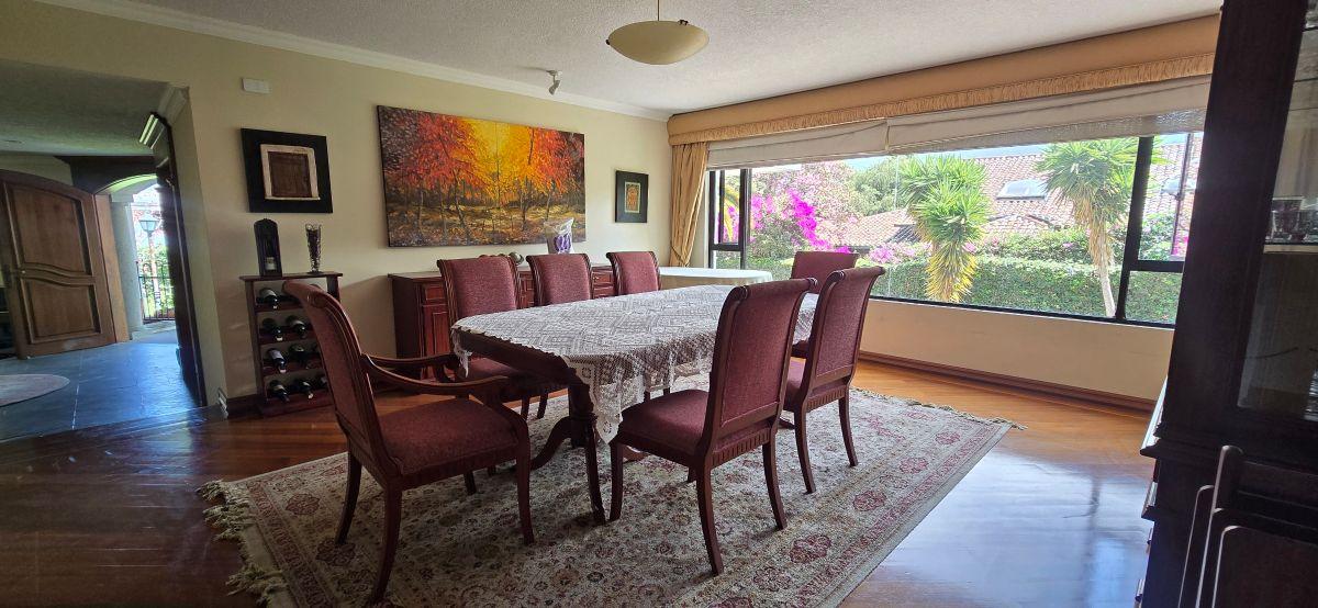 Venta, Cumbayá, Propiedad con Amplio Jardín, Oportunidad! — imagen 2