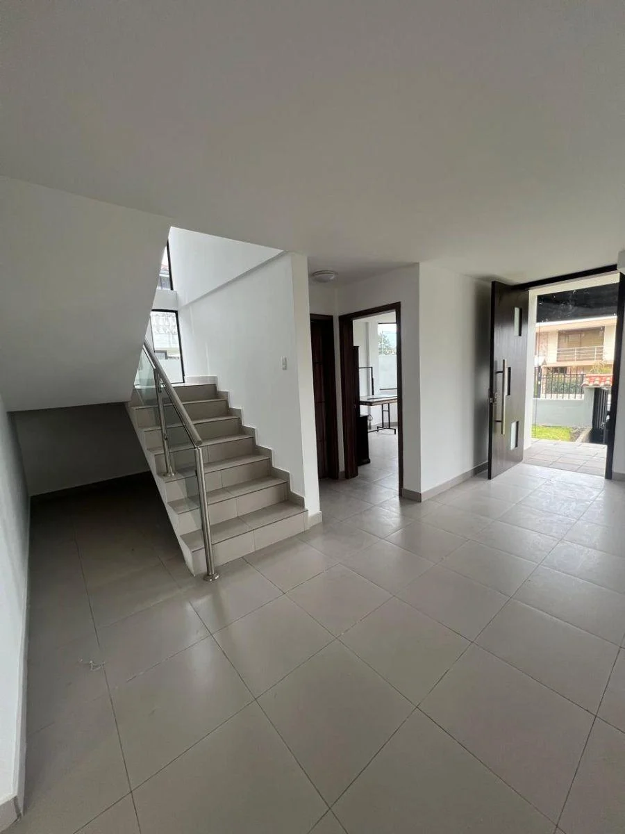 H/ Valle de Los Chillos, Casa de 4 Dorm. y Jardin en Venta. 180.000 Usd — imagen 8