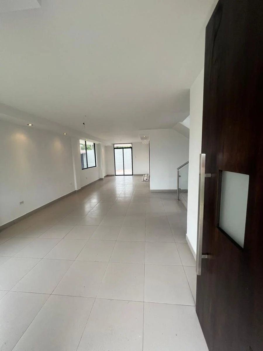 H/ Valle de Los Chillos, Casa de 4 Dorm. y Jardin en Venta. 180.000 Usd — imagen 7